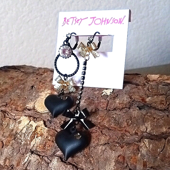 New! BETSEY JOHNSON First Date Mismatched Dangle Black Heart Leverback Earrings. - Picture 4 of 10